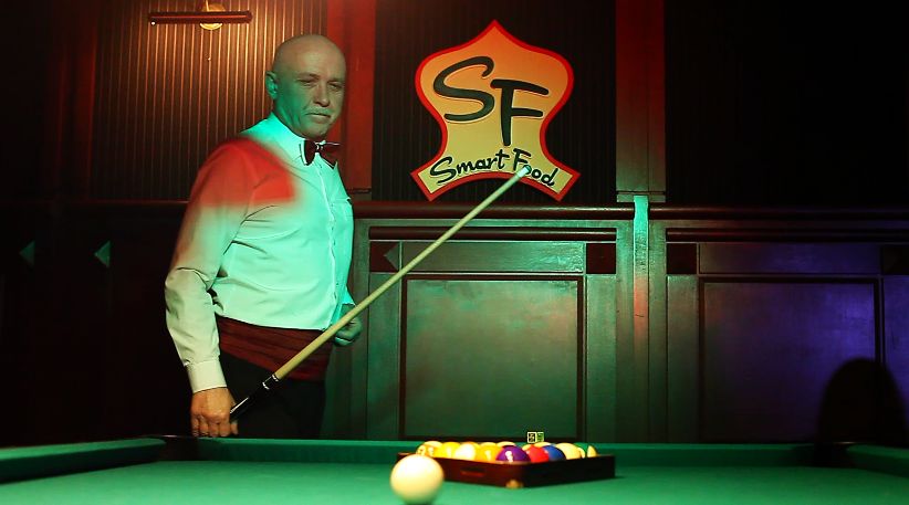 Professionelle Konzentration beim Billardspiel - Fokus und Präzision im SF Smart Food Team